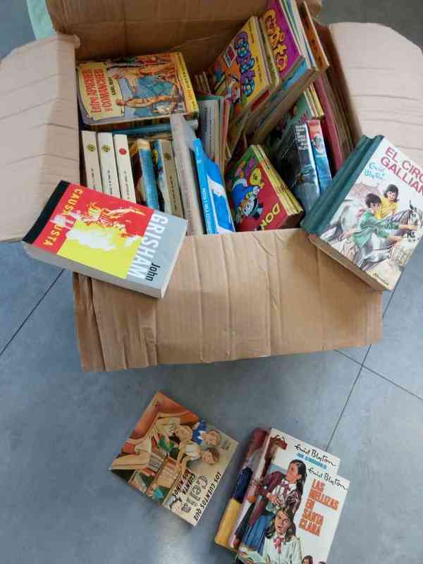 Caja con libros de hace unos años
