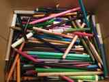 Caja llena de lápices de colores