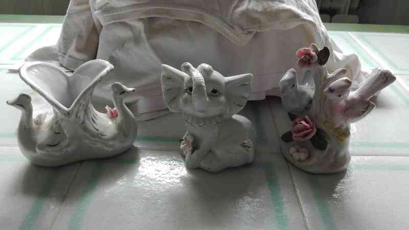 Tres figuritas de porcelana de adorno (recicleo)