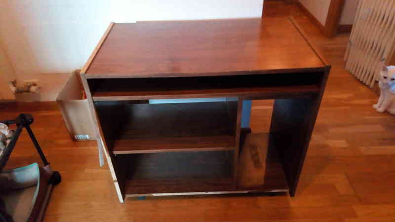 Regalo mesa de ordenador. Está viejita pero cumple su función.
