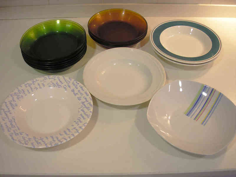 Platos hondos surtidos de vidrio y porcelana (a dyhavisai)