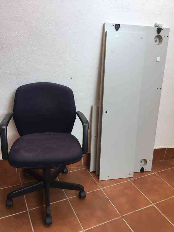 Mesa y silla de oficina
