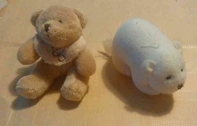 2 pequeños ositos de peluche