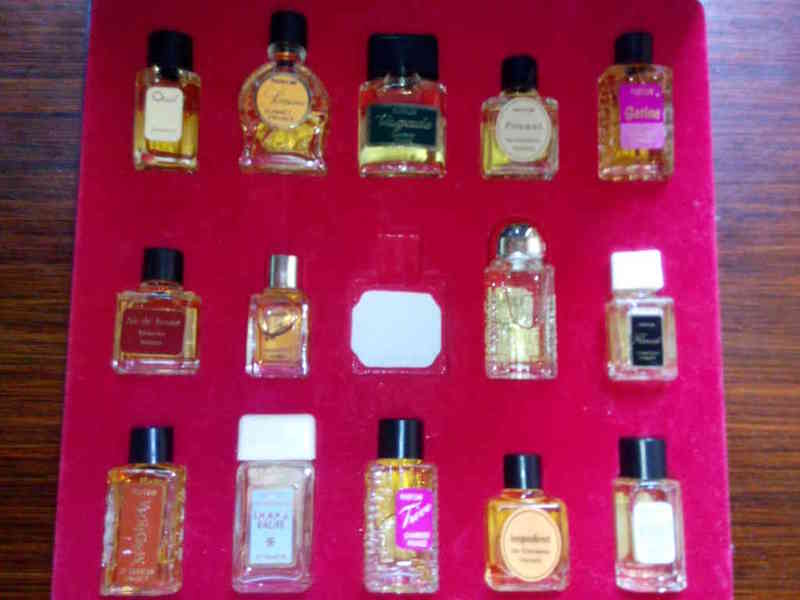 Caja con miniaturas perfumes