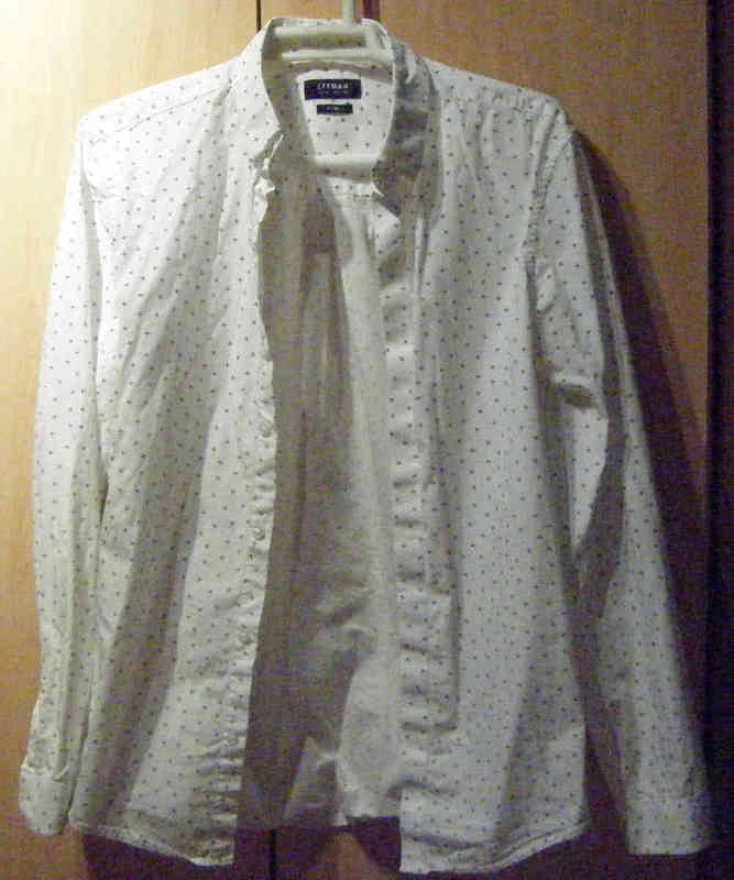 Camisa blanca con lunarcillos de hombre.