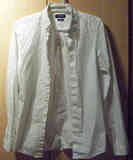 Camisa blanca con lunarcillos de hombre.