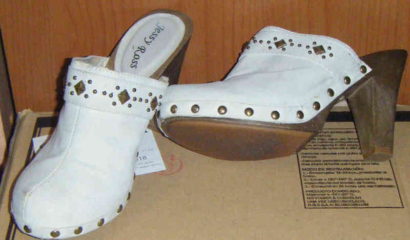 Zapatos blancos.