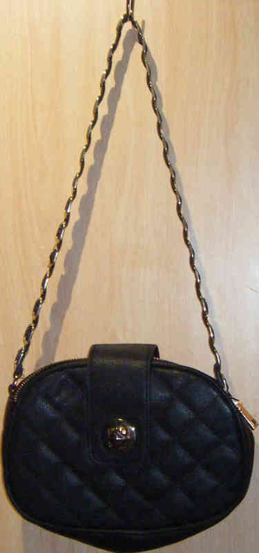 Bolso negro pequeño.