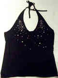 Camiseta negra con strass brillantes.