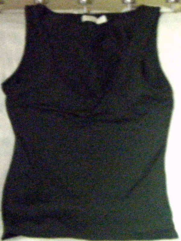 Blusa negra.