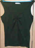 Blusa verde escotada.