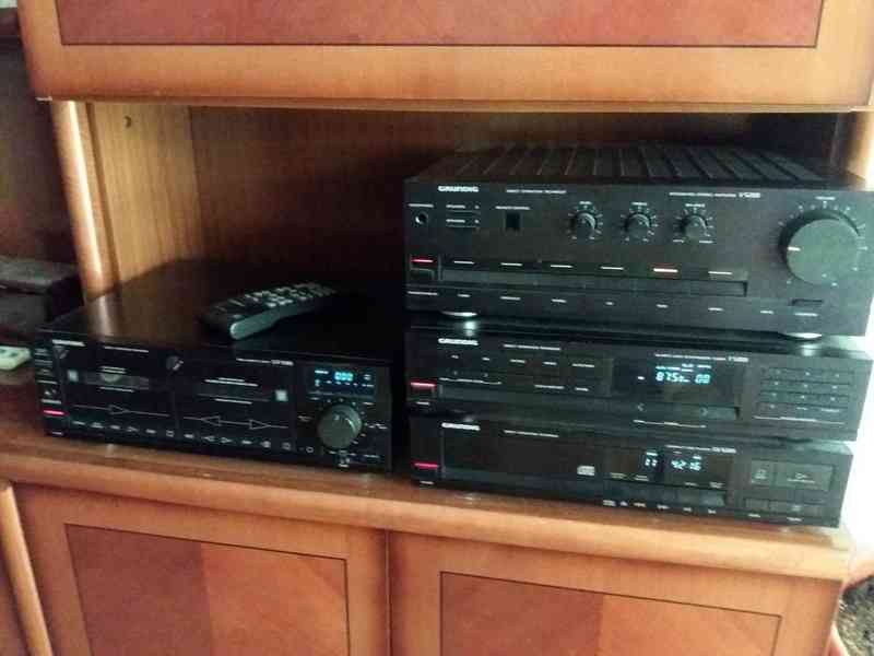 Regalo equipo de música funcionando con altavoces