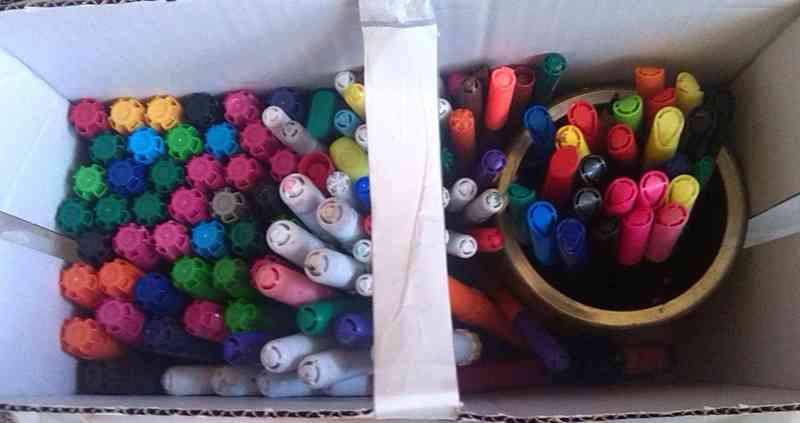 Regalo caja con rotuladores colores