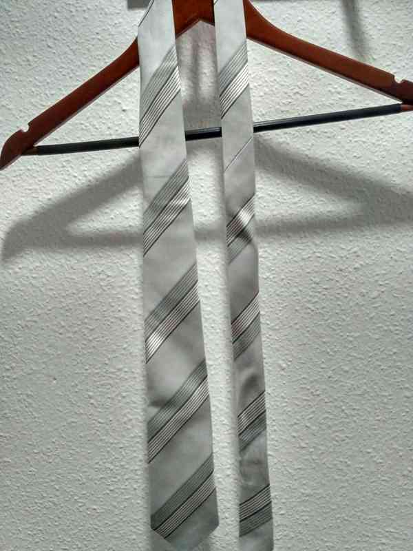 Corbata de hombre color gris plateado