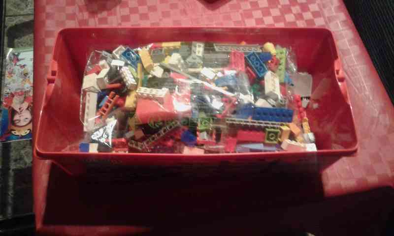 Caja con piezas de lego