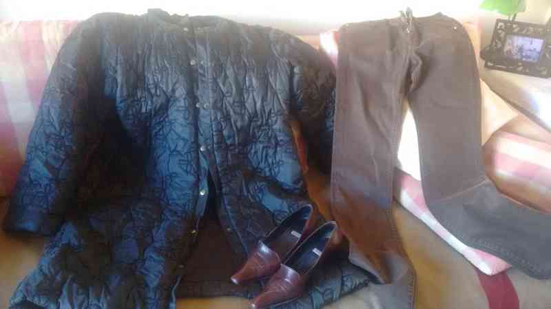 abrigo, pantalon y zapatos