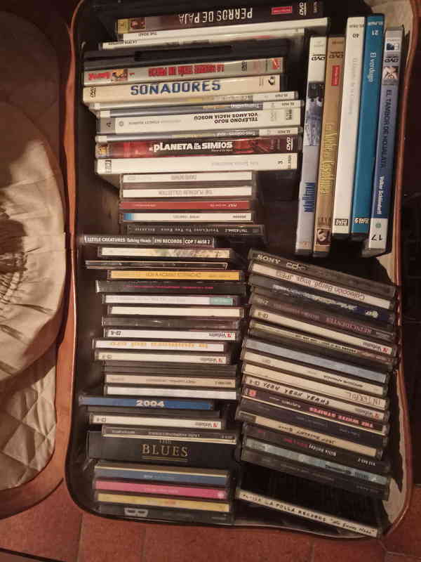CD's de música variada y dvd's de peliculas