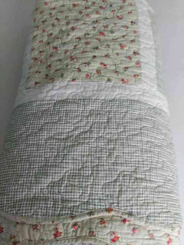 Colcha de cama de matrimonio.