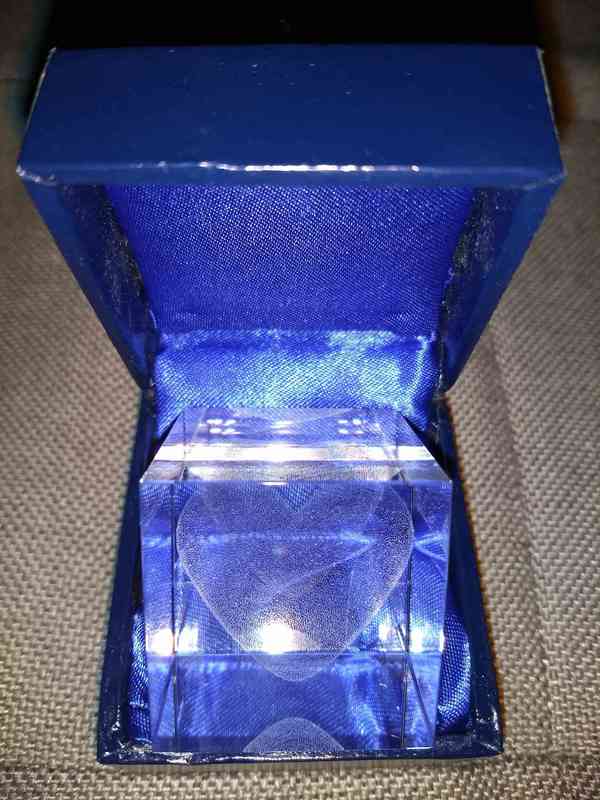 Cubo de cristal con corazón grabado a láser