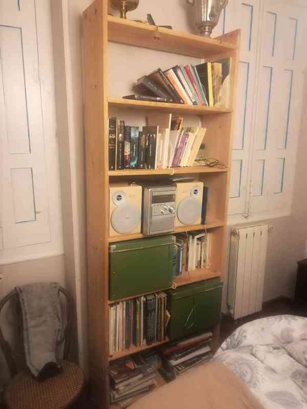 Gran estantería de madera