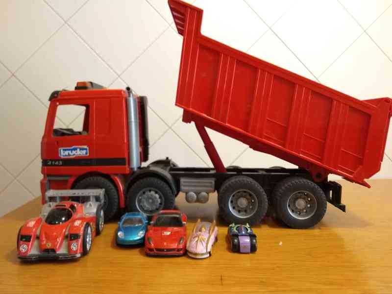 Camión rojo de juguete