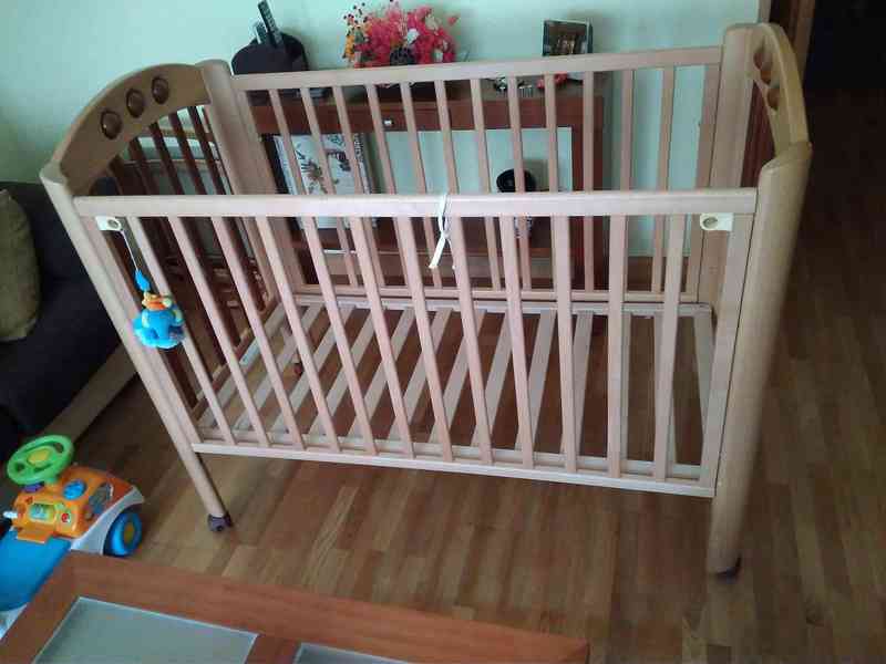 Cuna de madera con colchón 