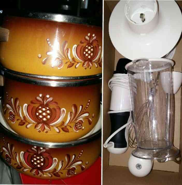 batidora y cacerolas