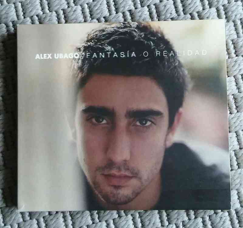 Regalo disco CD "Fantasía o realidad" de Alex Ubago. (Miguel Casado Rodriguez)