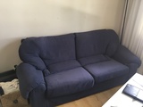 Sofa azul algo viejo