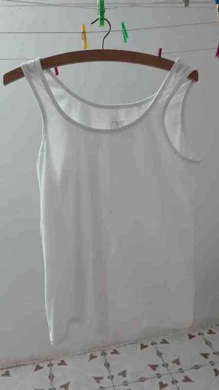 Camiseta blanca tirantes. Talla 46(cata15)