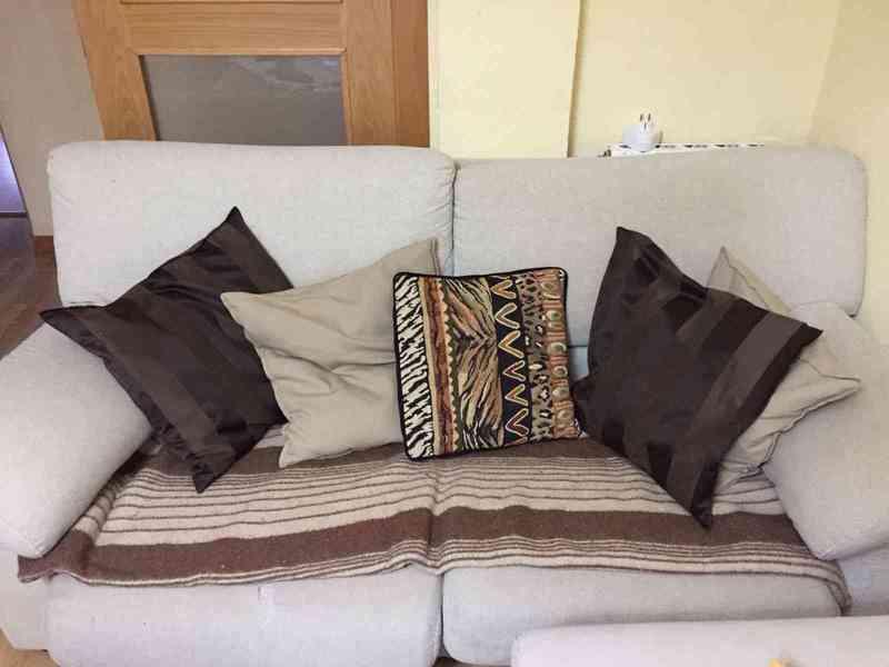 Sofá beige. 1,75m
