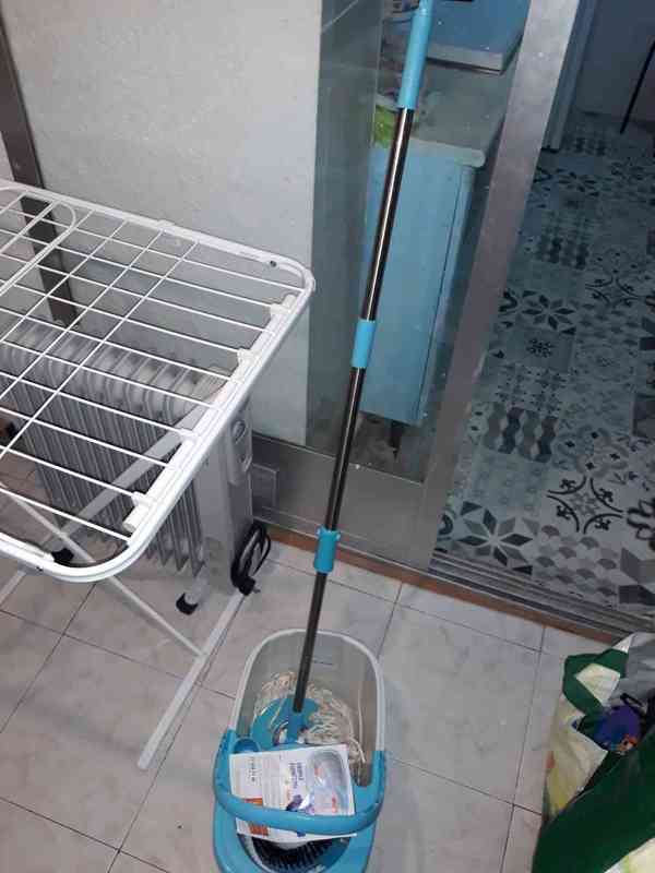 Cubo con fregona escurre automáticamente