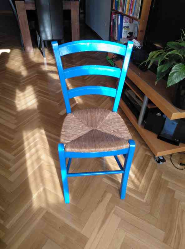 Regalo dos sillas de anea en perfecto estado pintadas en azul. 