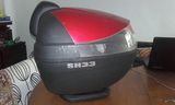baúl de moto Sym, modelo SH33, rojo
