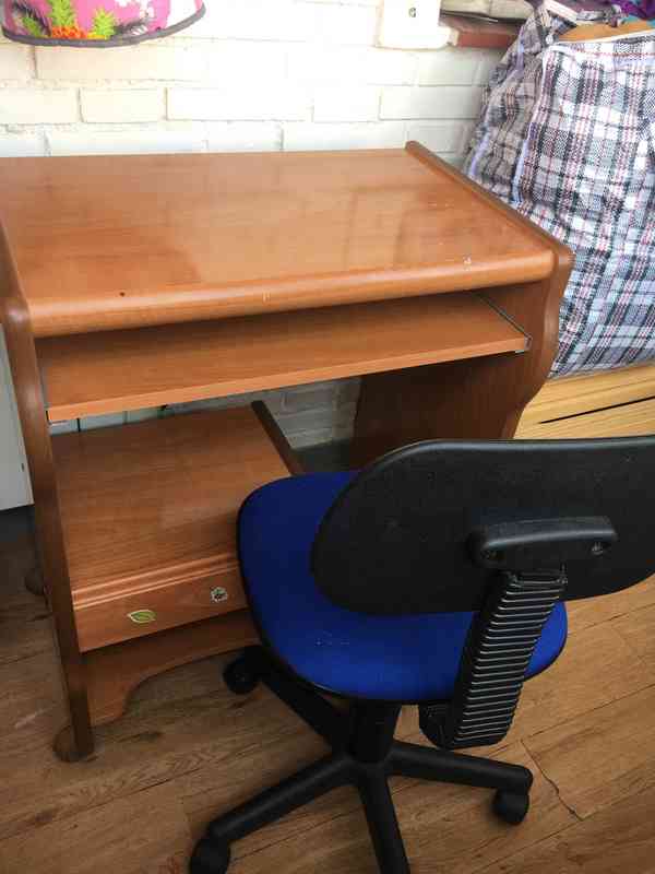 Escritorio y silla 
