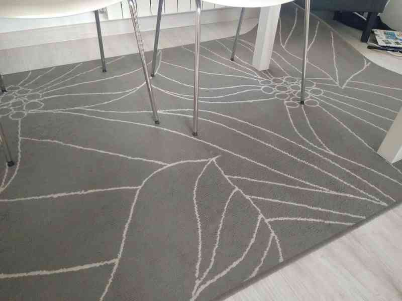 Alfombra gris y blanca. Medidas 1,33x2metros