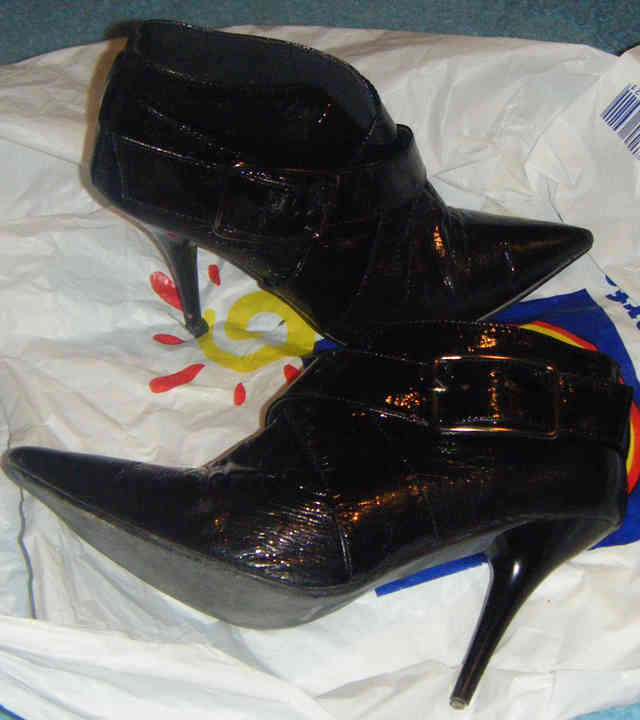 Botines de mujer de charol.