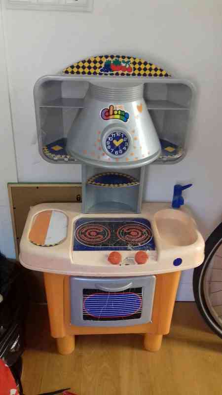 Regalo cocinita infantil con muchos utensilios y platos