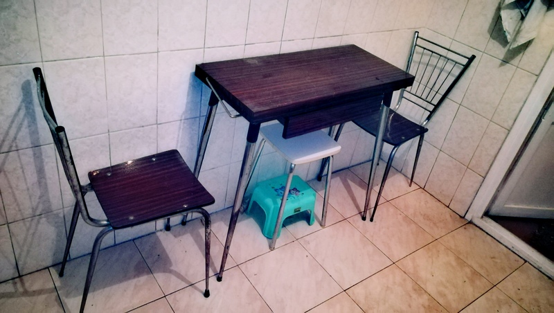 Mesa y dos sillas de cocina