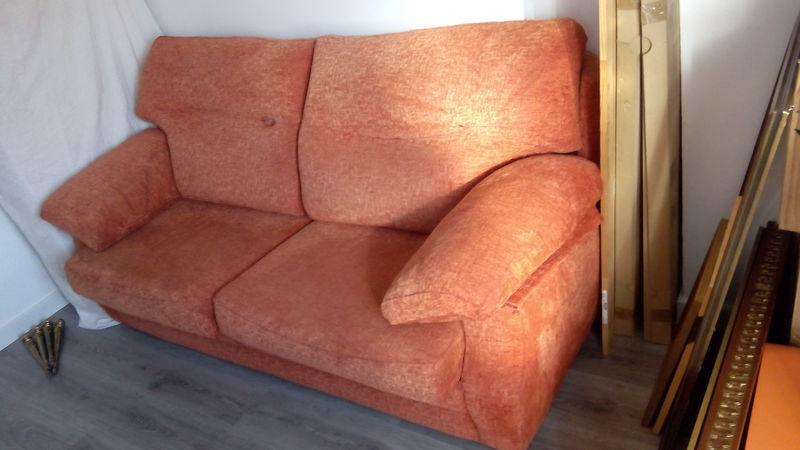 Regalo sofá cama naranja.