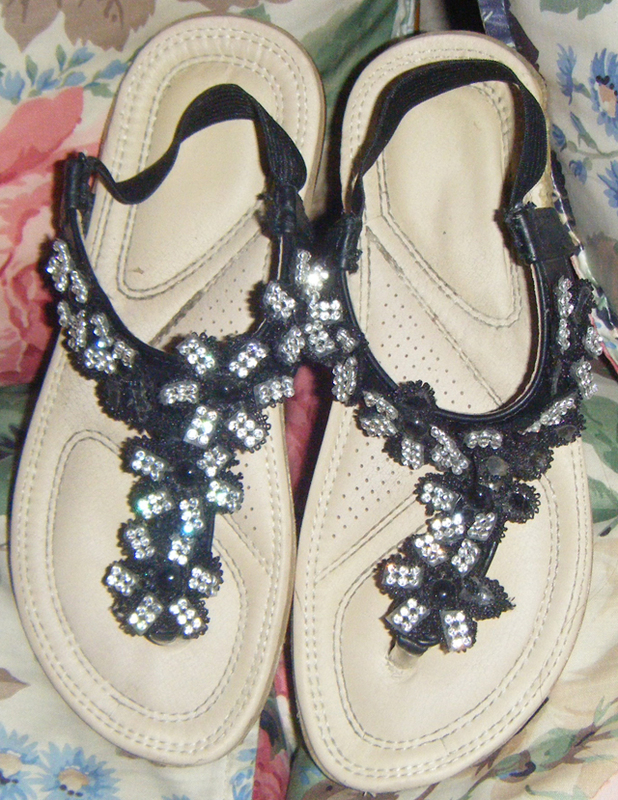 Sandalias con adornos brillantes.