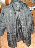 Abrigo impermeable con capucha.