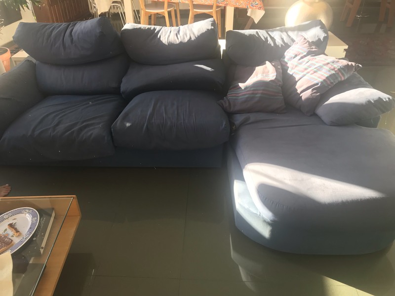 Sofá Chaislonge Regalo. La base está perfecta, los cojines habrá que tapizarlos de nuevo