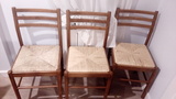 3 sillas de madera con base de mimbre
