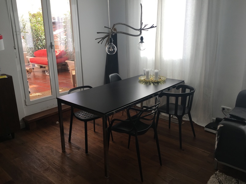 Mesa de comedor negra con patas inox de IKEA 