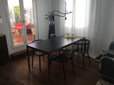 Mesa de comedor negra con patas inox de IKEA 