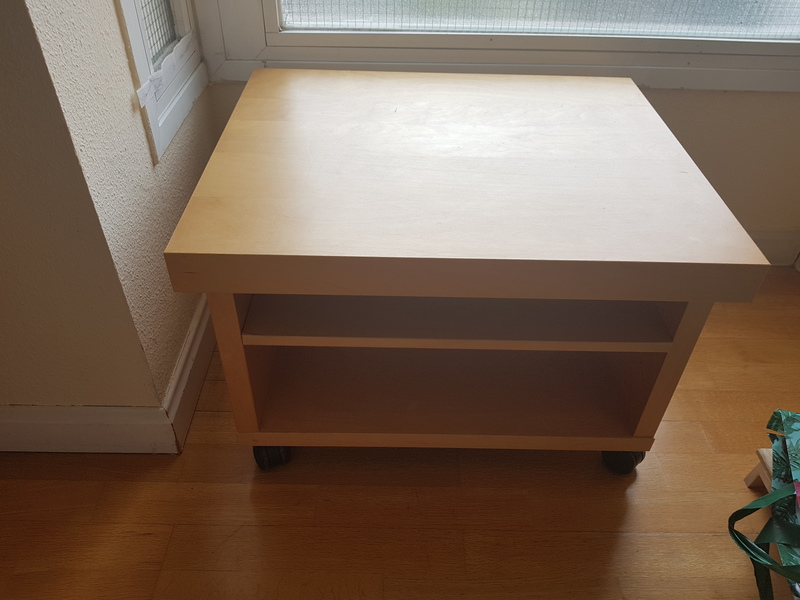 Regalo mesita de Ikea con ruedas