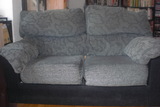 Regalo sofá dos plazas amplias gris declinable.