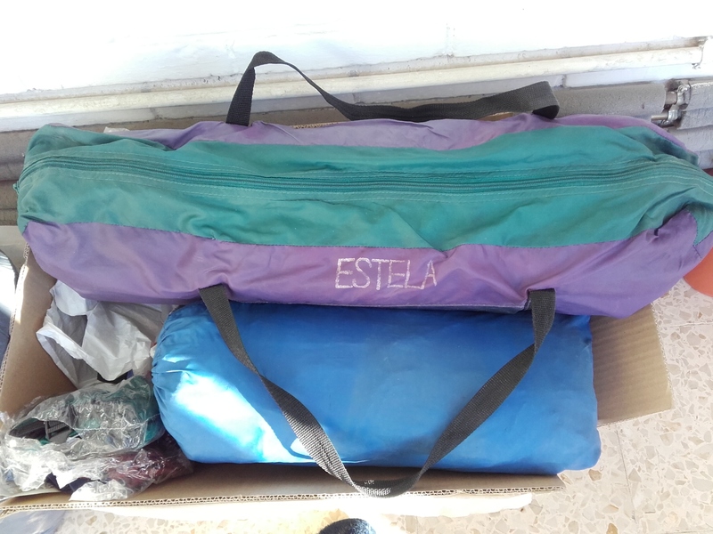 Tienda de campaña tipo iglú y saco de montaña