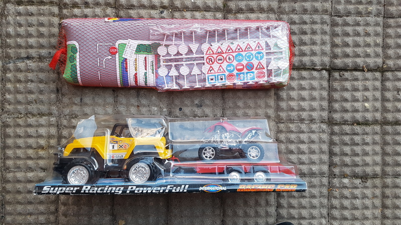 Regalo juguetes: vehículos y alfombra trafico 